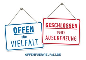 Das Bild zeigt zwei Schilder mit der Aufschrift Offen für Vielfalt und Geschlossen gegen Ausgrenzung. 