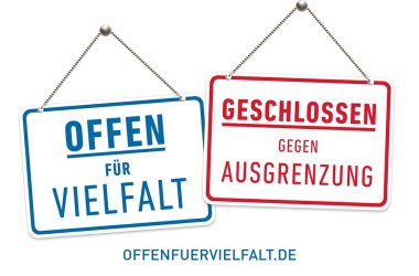 Das Bild zeigt zwei Schilder mit der Aufschrift Offen für Vielfalt und Geschlossen gegen Ausgrenzung. 