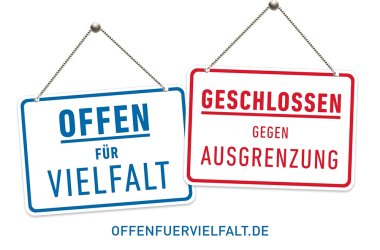 Das Bild zeigt zwei Schilder mit der Aufschrift Offen für Vielfalt und Geschlossen gegen Ausgrenzung.