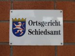 Das Foto zeigt ein Schild mit der Aufschrift  Ortsgericht Schiedsamt