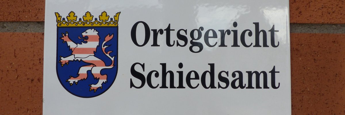 Das Foto zeigt ein Schild mit der Aufschrift  Ortsgericht Schiedsamt