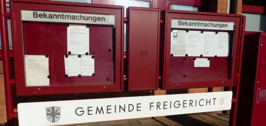 Das Foto zeigt zwei Bekanntmachungstafeln der Gemeinde Freigericht