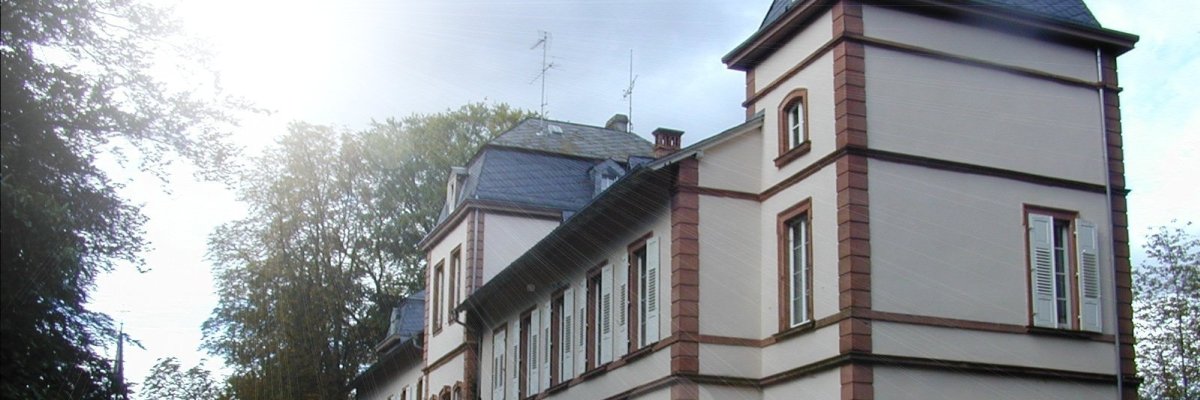 Das Foto zeigt das Schloss auf Hof Trages. Im Hintergrund ist die Kapelle zu sehen.