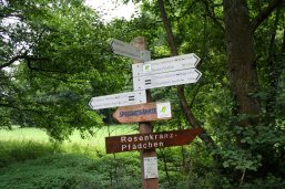 Wegweiser in Horbach, mit Pfeilen z. B. zum Fernblick, zur Spessartfährte und zum Gondelteich Das Foto zeigt einen Wegweiser in Horbach, mit Pfeilen zum Beispiel zum Fernblick, zur Spessartfährte und zum Gondelteich