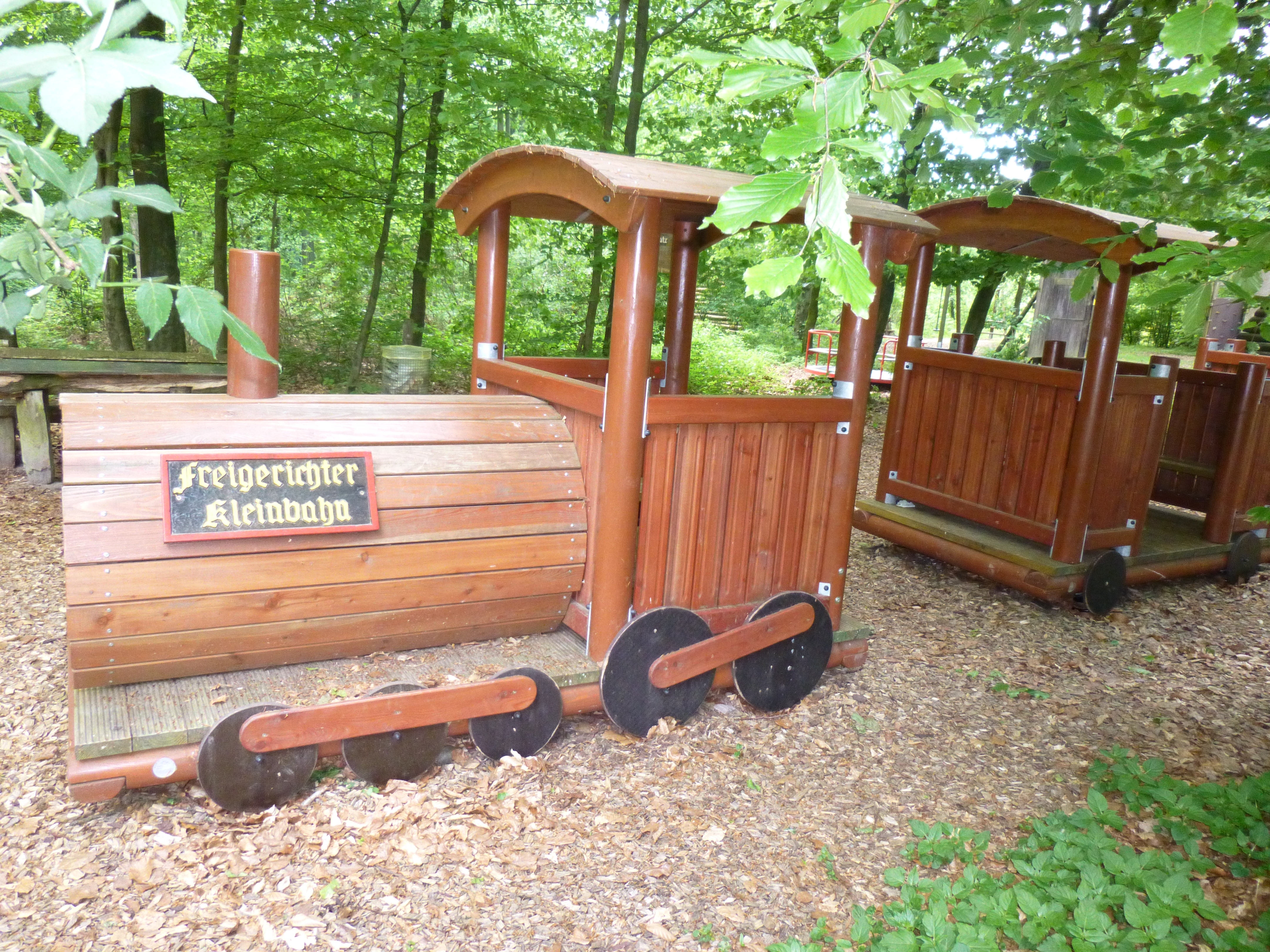 Holzkleinbahn auf dem Spielplatz Dicke Tanne in Somborn Das Foto zeigt die Kleinbahn aus Holz auf dem Spielplatz Dicke Tanne in Somborn