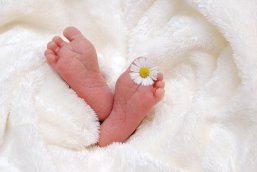 Babyfüße Das Foto zeigt zwei Babyfüße
