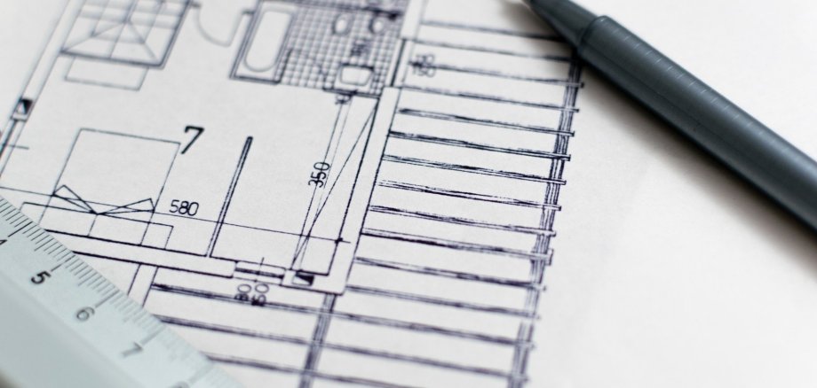 Foto eines Bauplans mit Lineal und Bleistift