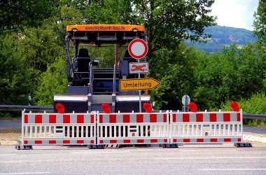 Foto einer Baustelle mit einer Walze und einem Umleitungsschild