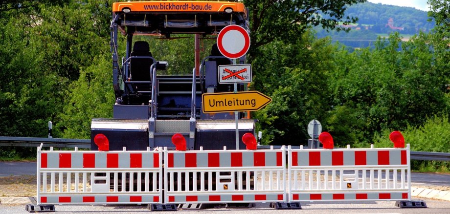 Foto einer Baustelle mit einer Walze und einem Umleitungsschild