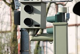 Geschwindigkeitsmessanlage Das Foto zeigt eine Geschwindigkeitsmessanlage