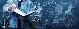 Lernender junger Mann  Ein Mann hat ein Buch aufgeschlagen im Hintergrund sind mathematische Formeln zu sehen