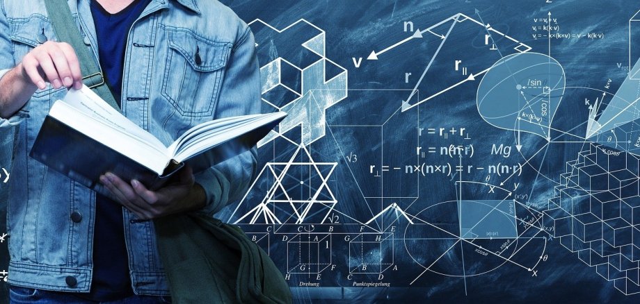 Ein Mann hat ein Buch aufgeschlagen im Hintergrund sind mathematische Formeln zu sehen