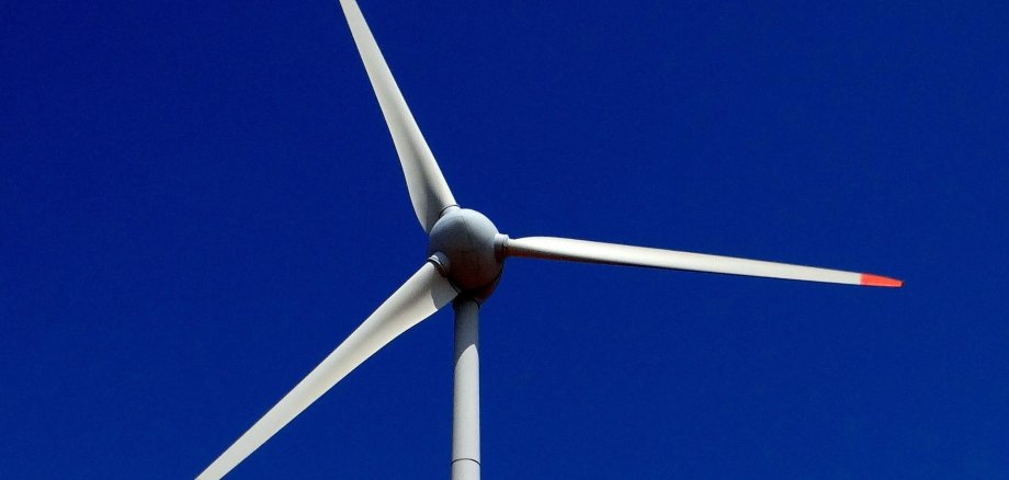 Foto einer Windkraftanlage 