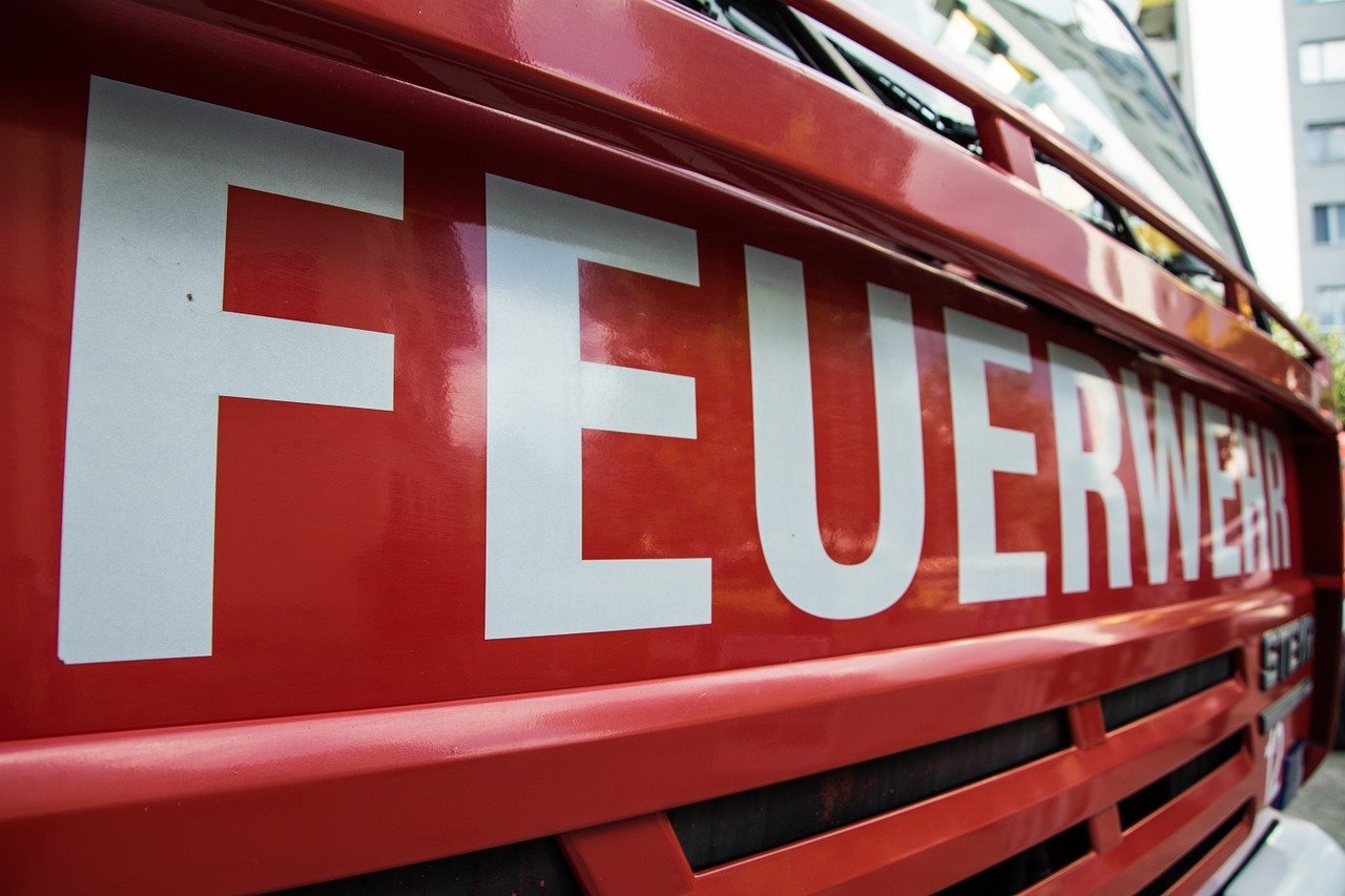 Feuerwehrauto Bild eines Einsatzwagens der Feuerwehr