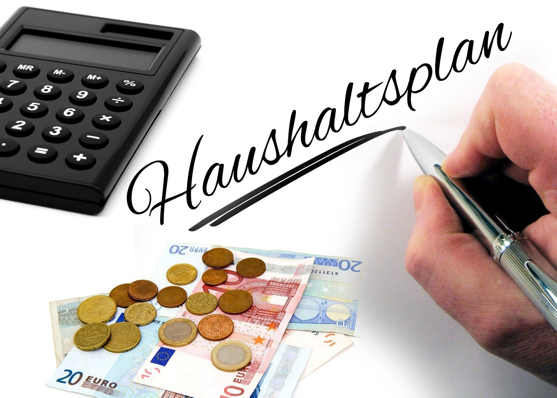 Taschenrechner Geldmünzen Geldscheine und eine schreibende Hand