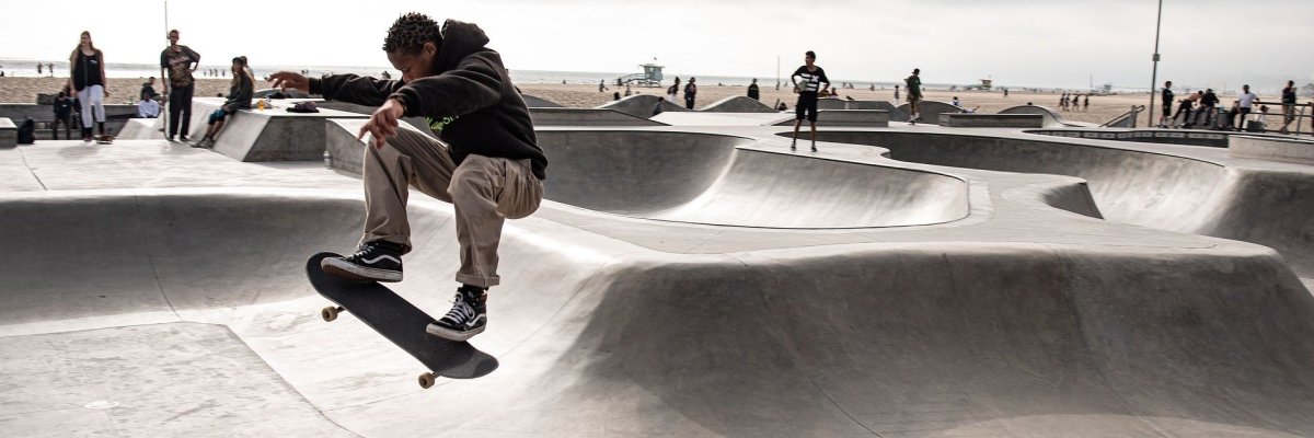 Foto eines Skaters in einem Skatepark