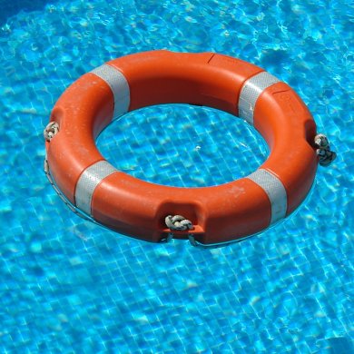 Rettungsring Rettgungsring schwimmend im Wasser