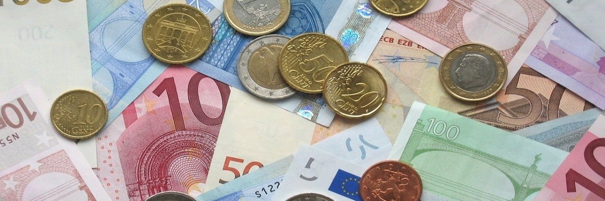Foto von Euro-Scheinen und Münzen