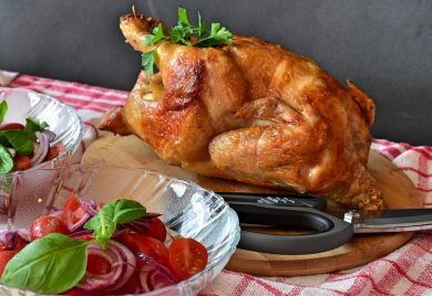 Brathähnchen an Tomatensalat Brathähnchen an Tomatensalat