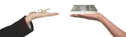 Foto einer Hand, die Schlüssel anbietet und eine andere Hand, die Geld anbietet