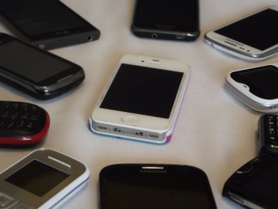 Mobilfunk Das Foto zeigt unterschiedliche Smartphones.