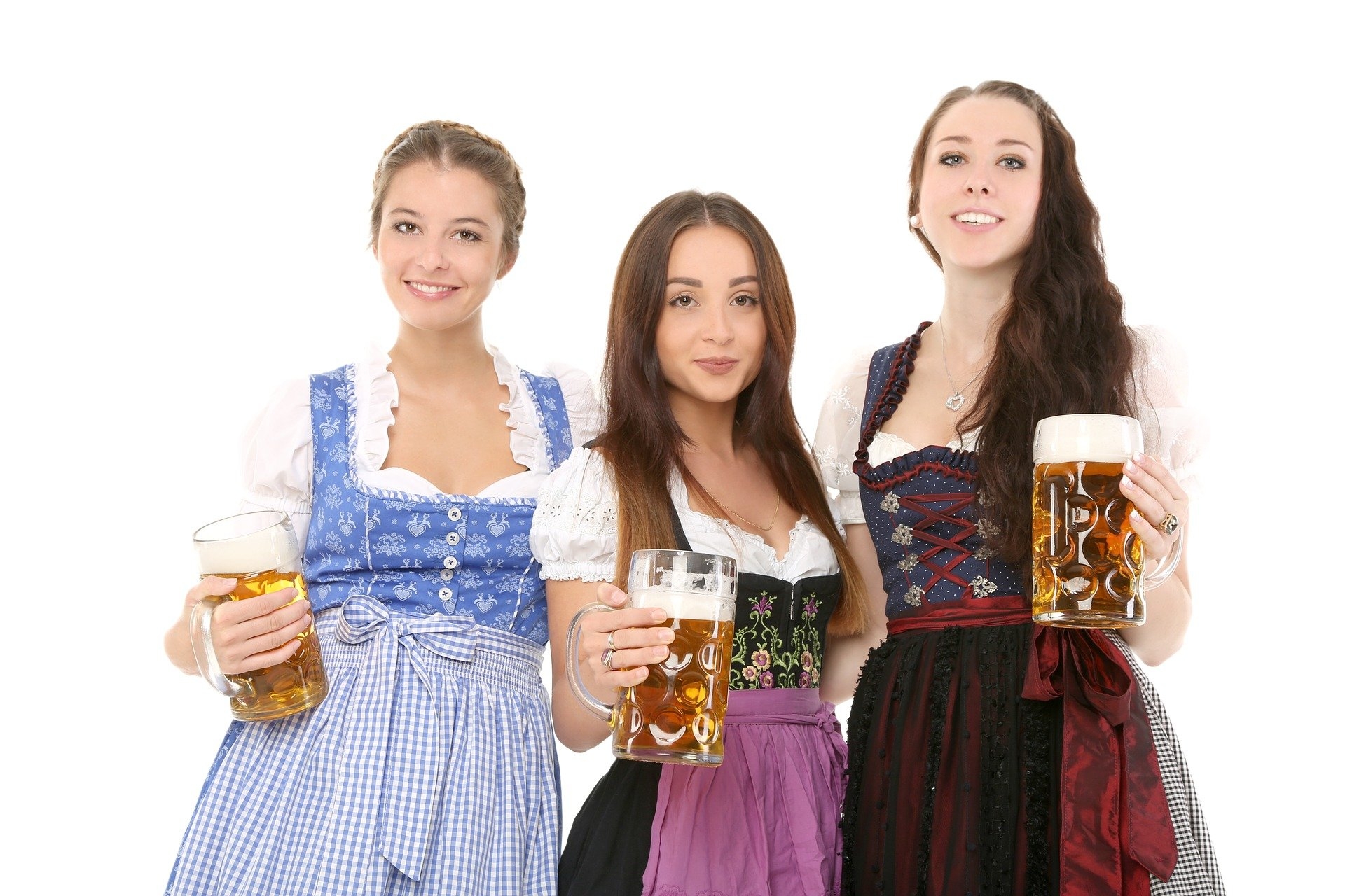 Kerb oder Oktoberfest Drei jungen Frauen im Dirndl mit Bierkrügen in der Hand