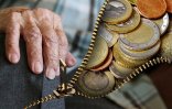 Foto einer Hand, die den Reißverschluss einer Tasche vollgepackt mit Geld zuzieht.