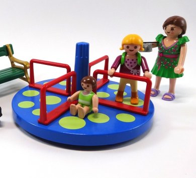 Playmobil Playmobilfiguren auf einem runden Karusell