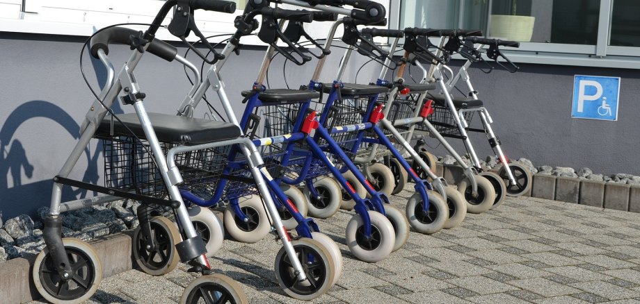 Das Bild zeigt mehrere Rollatoren