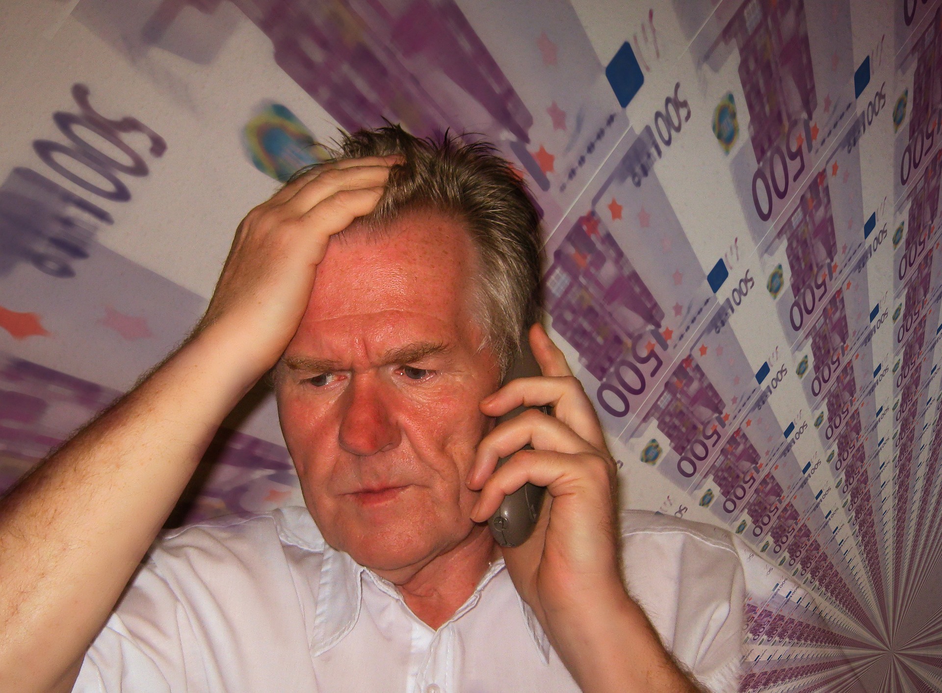 Ein Senior erhält einen schockierenden Anruf