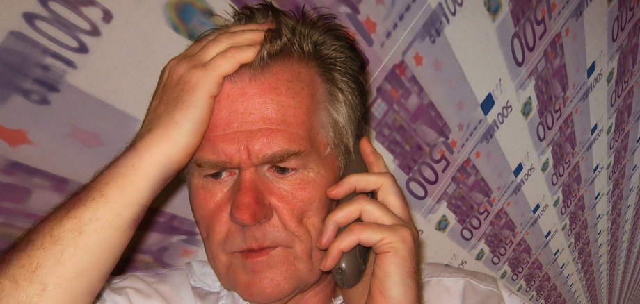 Ein Senior erhält einen schockierenden Anruf