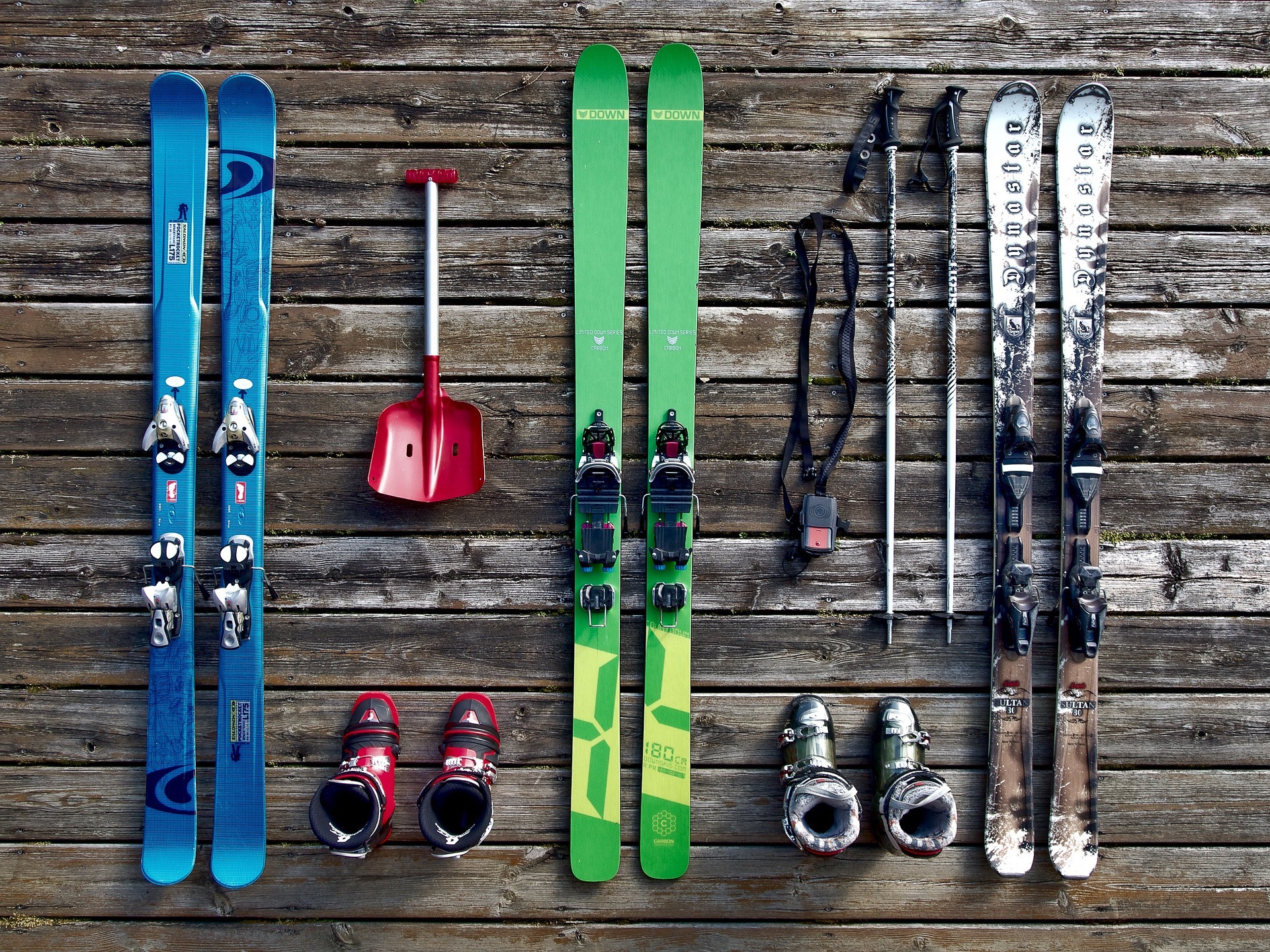 Skibasar Ski mit Zubehör