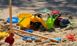 Spielplatzführer Foto zahlreicher Spielsachen für einen Sandkasten