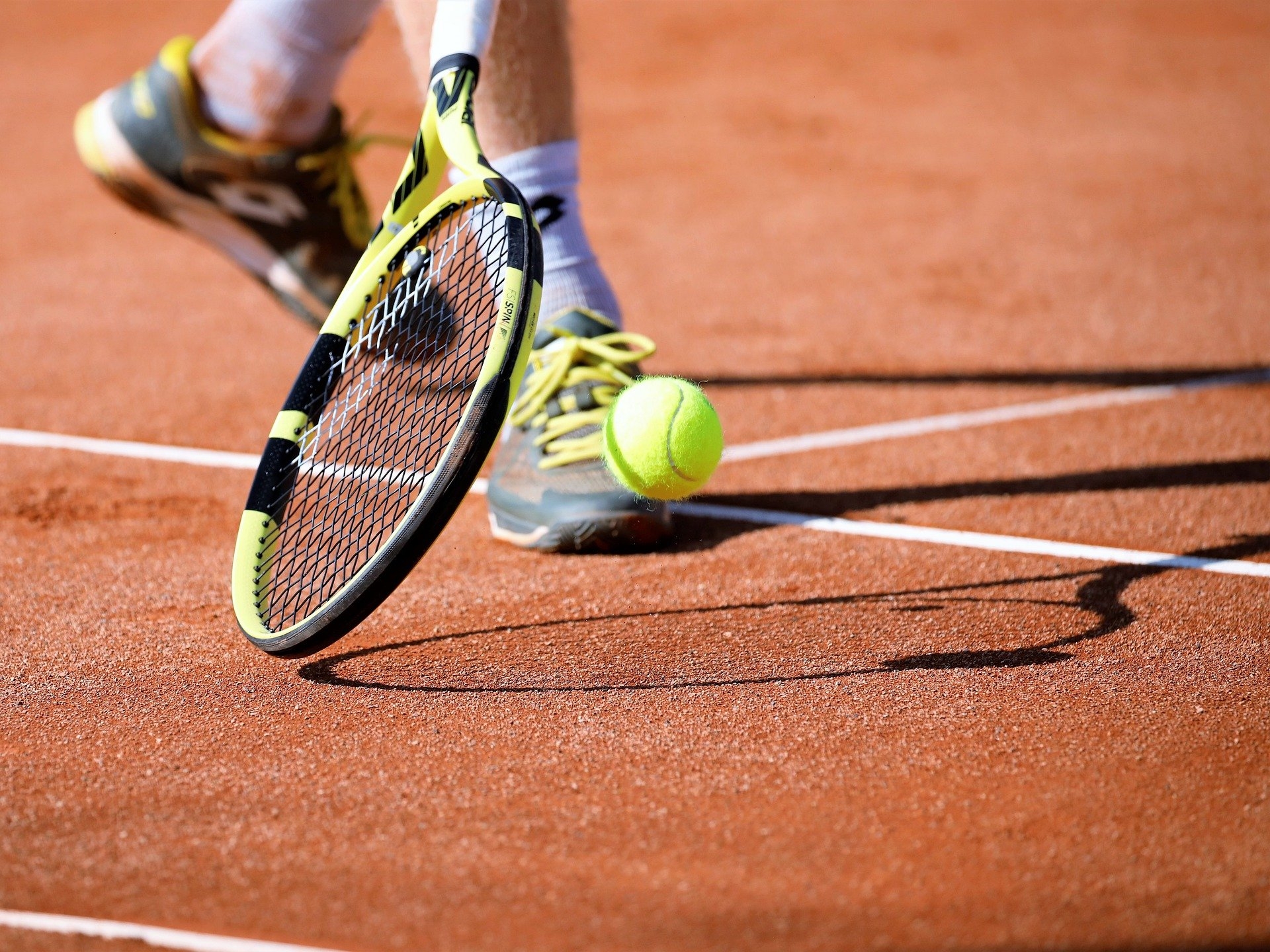 Tennisspieler Tennisspieler der zum den Ball zurück schlägt