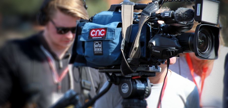 TV Studio, Aufzeichnung, Videodreh Kameraman hinter Kamera für eine Aufzeichnung