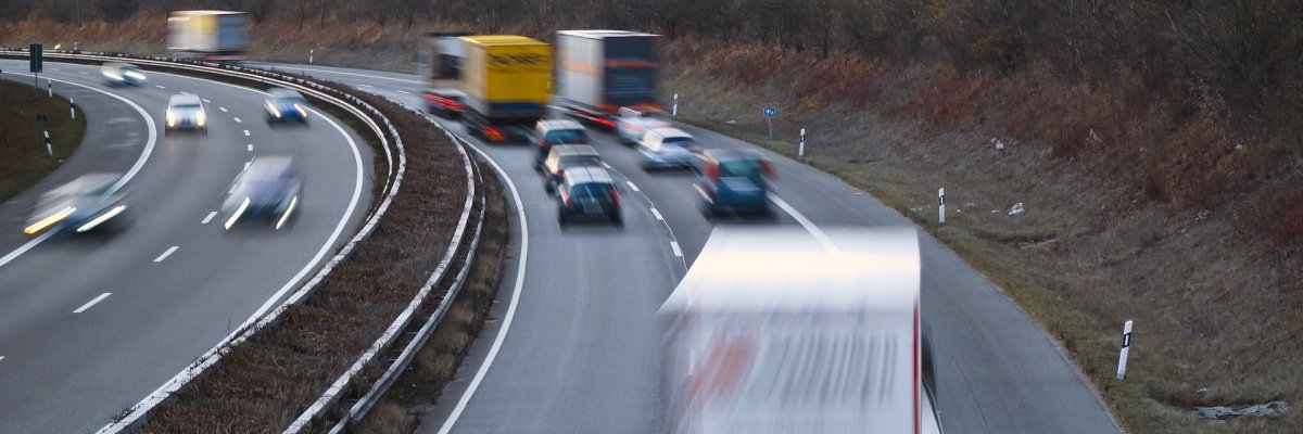 Befahrene Straße mit Autos und Lastkraftwagen