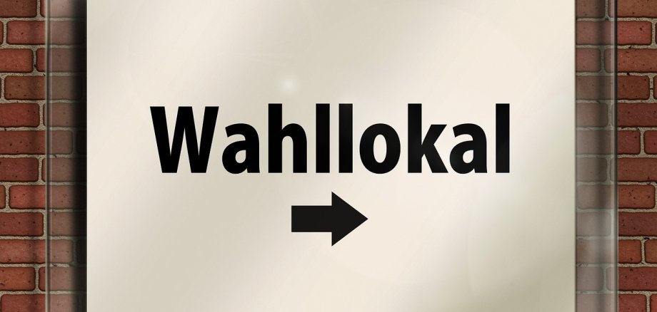 Foto eines Schildes mit der Aufschrift Wahllokal