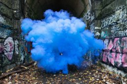 Foto einer blauen Wolke im Tunnel aus der eine Hand rausschaut