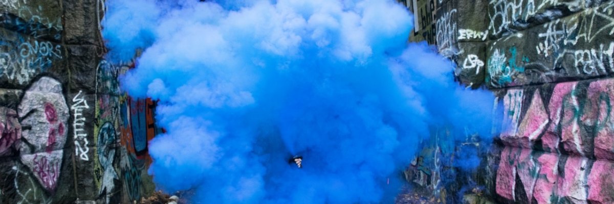 Foto einer blauen Wolke im Tunnel aus der eine Hand rausschaut