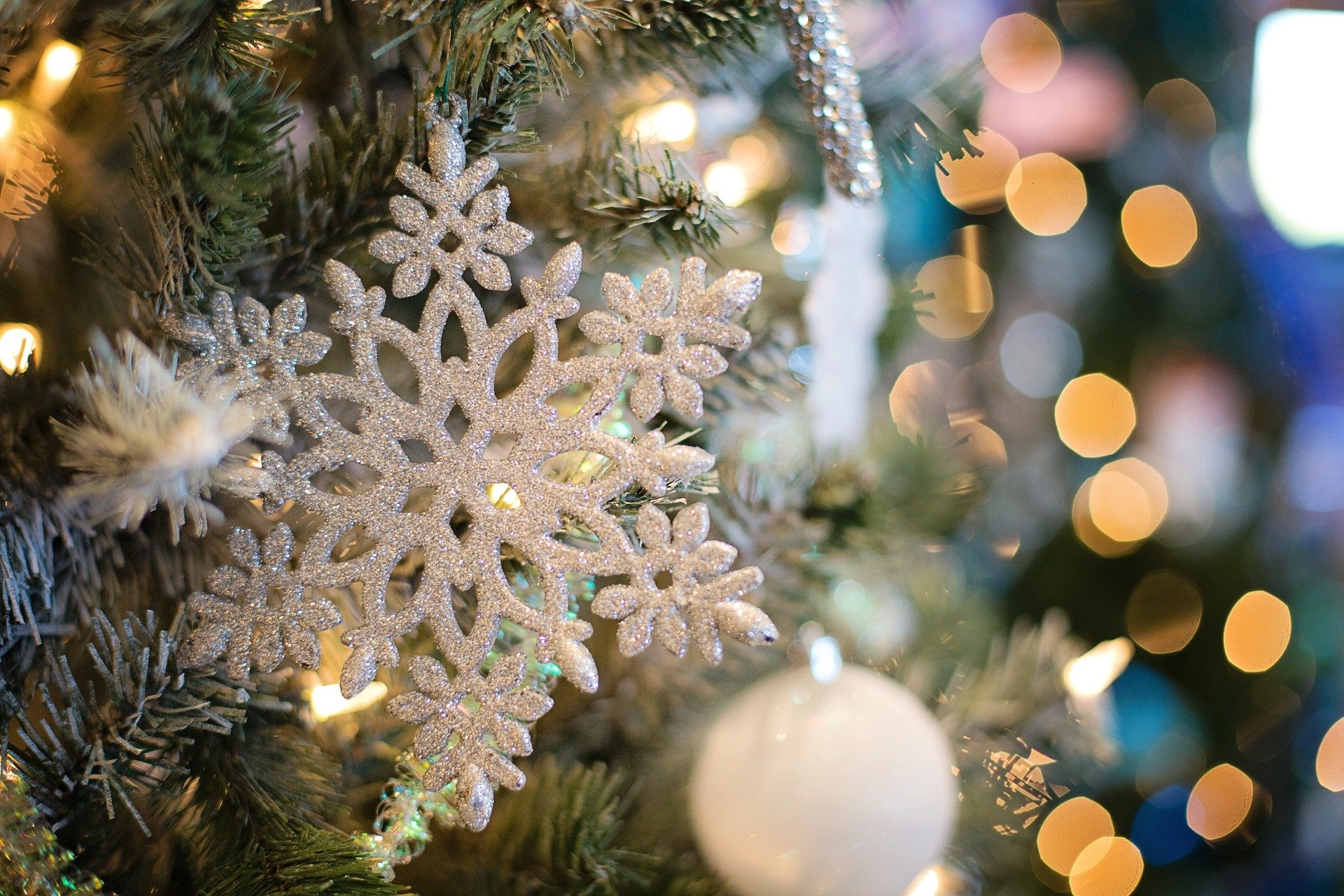 Weihnachtsdekoration Tannenzweig mit Stern Kugel und Lichter