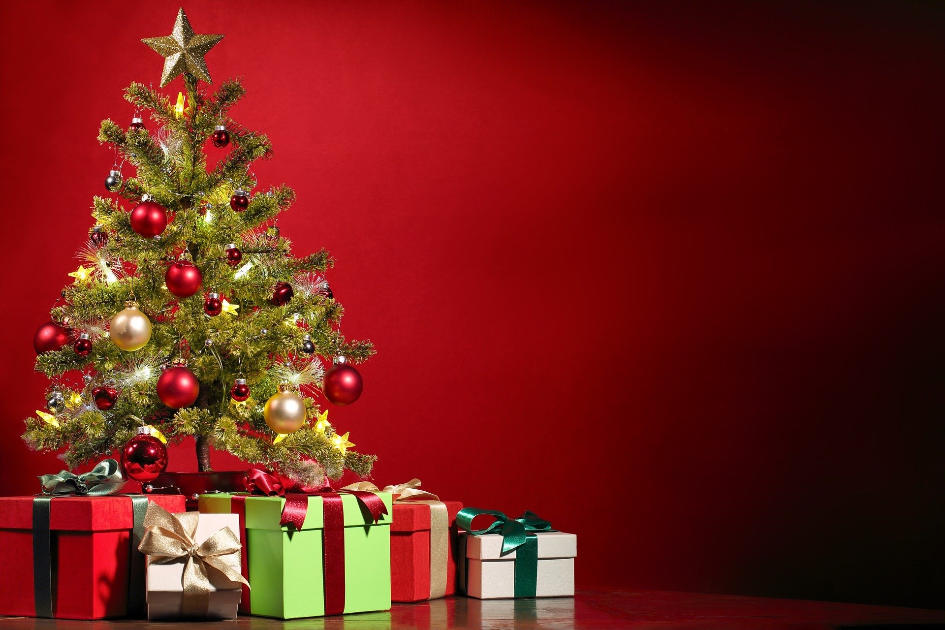 Weihnachtsbaum Das Bild zeigt einen geschmückten Weihnachtsbaum mit Geschenken