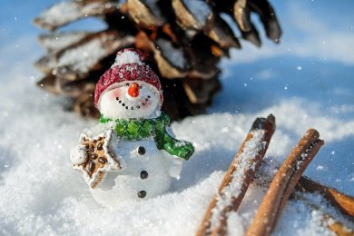 Kleine Schneefigur im Schnee Kleine Figur einer Schneefigur im Schnee