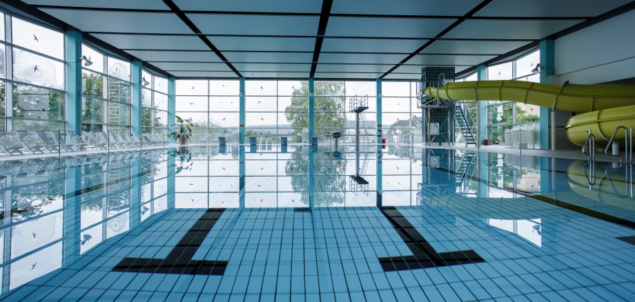 Das Foto zeigt das Schwimmerbecken im Freizeit- und Familienbad Platsch