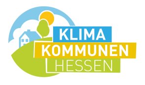 Das Logo zeigt den Schriftzug Klimakommunen Hessen und ein Haus mit Natur im Hintergrund