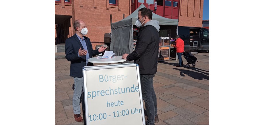 Der Bürgermeister spricht mit einem Bürger