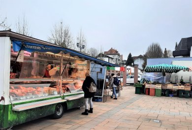 Das Foto zeigt den Metzgerstand auf dem Freigerichter Wochenmarkt