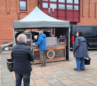 Das Foto zeigt den Bäckerstand auf dem Freigerichter Wochenmarkt