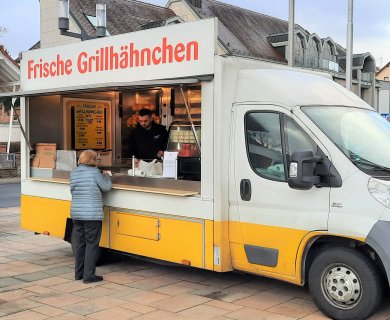Wochenmarkt Freigericht Das Foto zeigt den Hähnchen Verkaufsstand auf dem Freigerichter Wochenmarkt