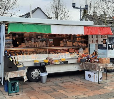 Das Foto zeigt den Stand mit italienischen Spezialitäten auf dem Freigerichter Wochenmarkt