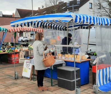 Das Foto zeigt den Käsestand auf dem Freigerichter Wochenmarkt